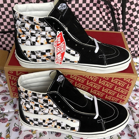 Vans Men’s Sk8-Hi
Checkerboard Koi/Black
VN0A7Q5NVG3
Sneakers - Picture 2 of 16